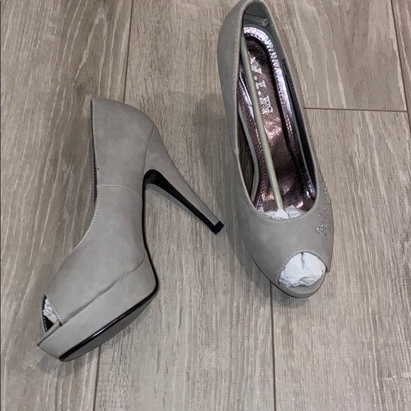 Grey heels - Picture 2 of 6